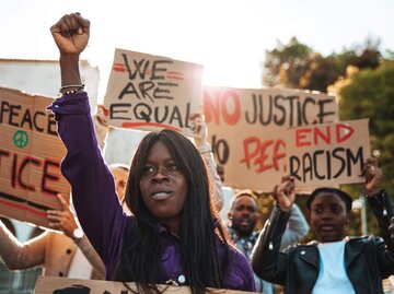 Person bei Streik gegen Rassismus | © Getty Images/LeoPatrizi