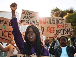 Person bei Streik gegen Rassismus | © Getty Images/LeoPatrizi