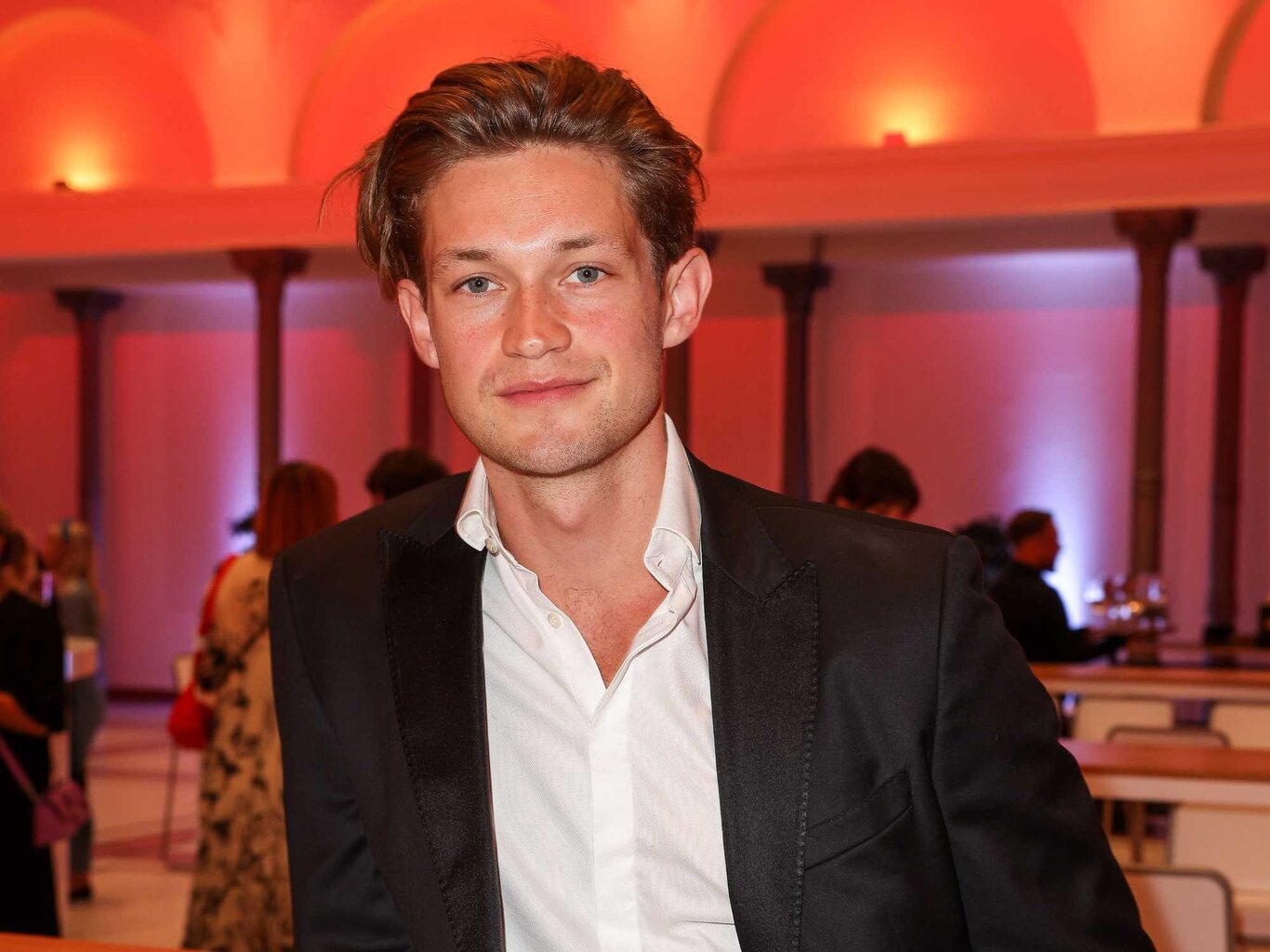 "Love Sucks" Damian Hardung verführt als Vampir in neuer Serie