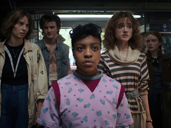 Von links: Die Stranger Things-Stars  Maya Hawke als Robin, Joe Keery als Steve Harrington, Priah Ferguson als Erica, Natalia Dyer als Nancy und Sadie Sink als Max | © Netflix
