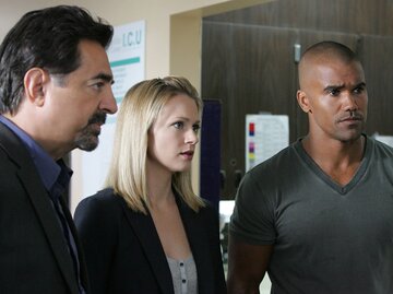 Die Criminal Minds-Darsteller Rossi (Joe Mantegna), Jareau (A.J. Cook) and Morgan (Shemar Moore) | © Getty Images/CBS Photo Archive