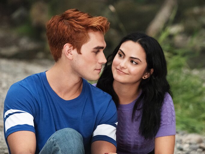 KJ Apa und Camila Mendes in Riverdale | © Netflix