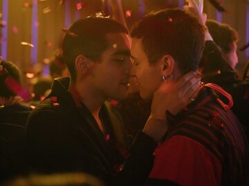 Omar und Ander aus Elite küssen sich | © NIETE/NETFLIX