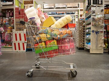 Voller Einkaufswagen im Discounter | © Getty Images/Smile