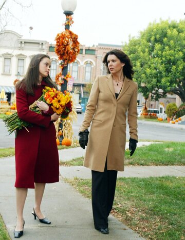 Alexis Bledel und Lauren Graham in Staffel 3 von Gilmore Girls | © Warner Bros./Everett Collection/IMAGO Images