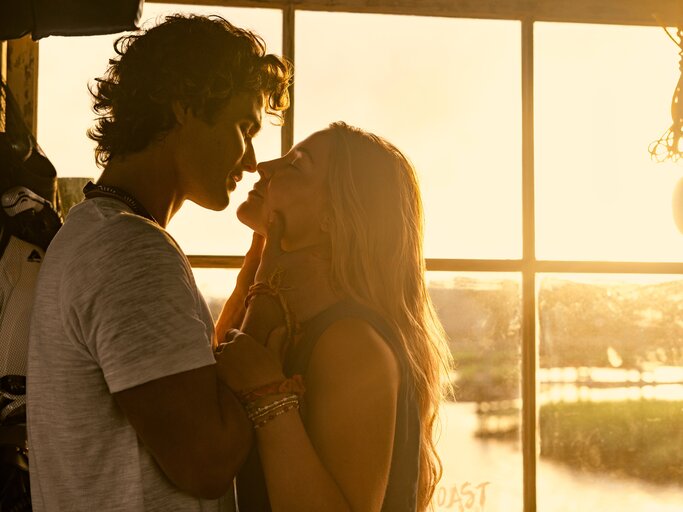 O que vem por aí para John B. e Sarah na 4ª temporada de Outer Banks? | © JACKSON LEE DAVIS/NETFLIX Chase Stokes e Madelyn Cline em Outer Banks, Staffel 4 | © JACKSON LEE DAVIS/NETFLIX