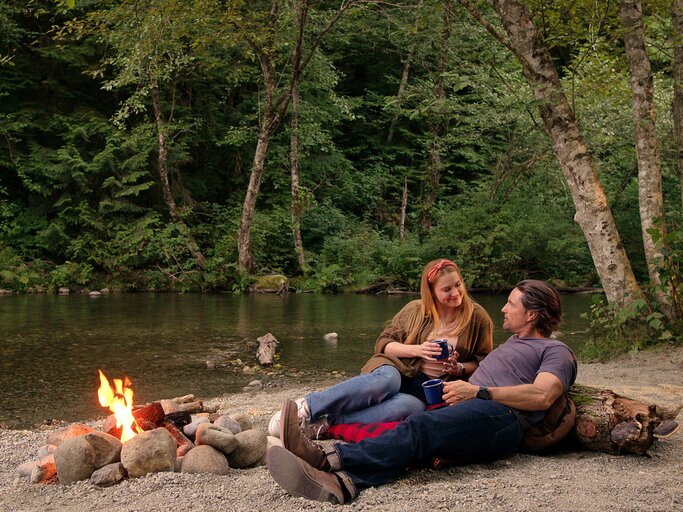 Alexandra Breckenridge und Martin Henderson in Virgin River | © Netflix