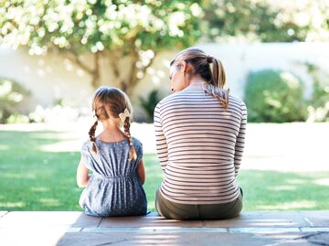 Tochter und Mutter sitzen auf Terrasse | © Getty Images/shapecharge