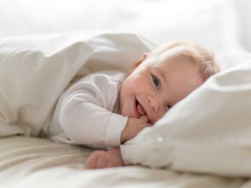 süßes Baby schaut in die Kamera | © Adobe Stock/pololia