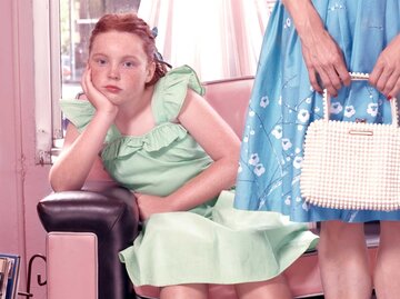 Mädchen wartet gelangweilt in einem Beauty-Salon, Retro Bild | © Getty Images/Siri Stafford