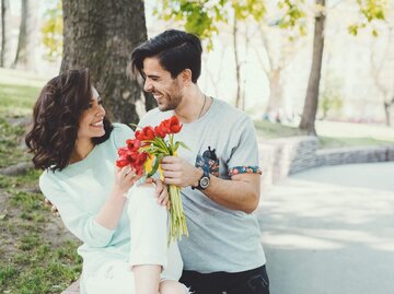 Mann schenkt Frau Tulpen | © Getty Images/martin-dm