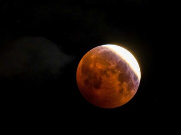 Mondfinsternis mit hellem Lichtschein | © Getty Images/Darwin Fan