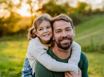 Papa trägt kleines Mädchen auf den Schultern | © Getty Images/Halfpoint Images