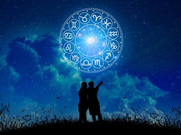 Zwei Personen unter Sternzeichenkreis | © Getty Images/sarayut Thaneerat