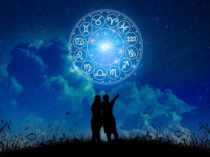 Zwei Personen unter Sternzeichenkreis | © Getty Images/sarayut Thaneerat