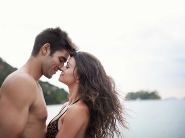 Paar küsst sich im Meer | © Getty Images/PeopleImages