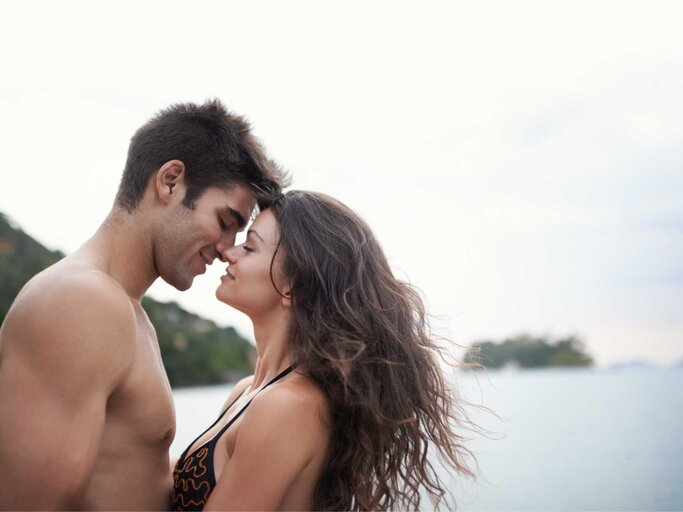 Paar küsst sich im Meer | © Getty Images/PeopleImages