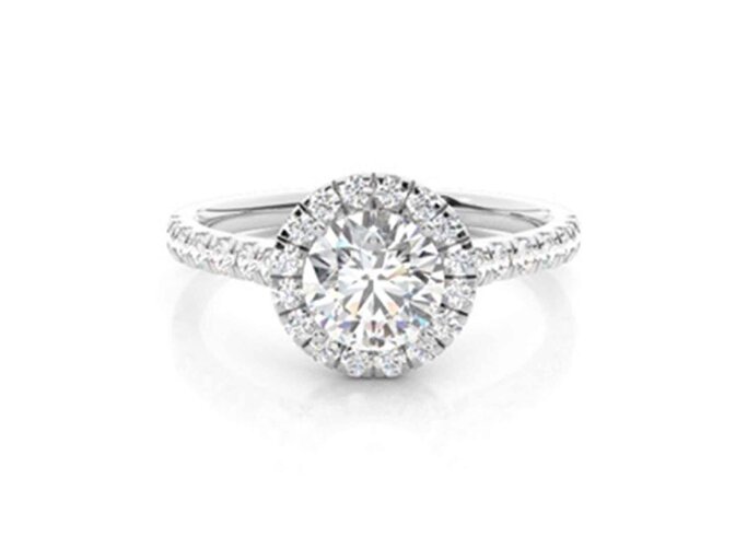 Silberner Verlobungsring mit einem runden, weißen Diamanten und vielen kleinen Diamanten besetzt. | © Diamonds Factory DE 