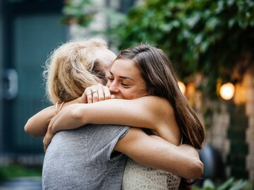 Zwei junge Frauen umarmen sich | © GettyImages/Hinterhaus Productions