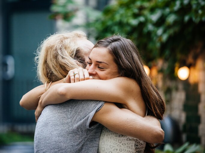 Zwei junge Frauen umarmen sich | © GettyImages/Hinterhaus Productions