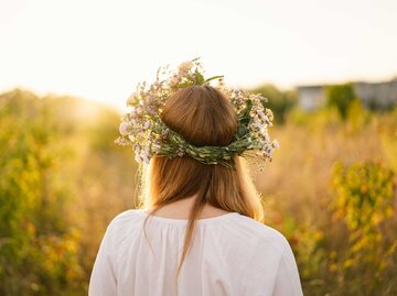 Frau mit Blumenkranz | © Getty Images/Anastasiia Stiahailo