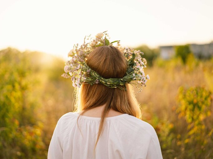 Frau mit Blumenkranz | © Getty Images/Anastasiia Stiahailo