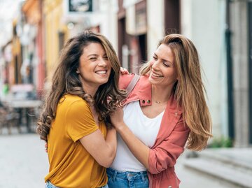 Zwei Frauen lachen gemeinsam | © Getty Images/filadendron