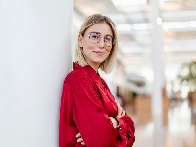 Junge Frau mit Brille lächelt souverän | © Getty Images/Westend61