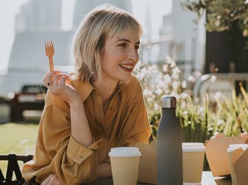 Blonde Frau beim Essen zeigt sich unbeeindruckt | © Getty Images/Catherine Falls Commercial