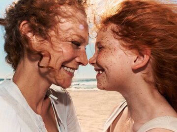 Mutter und Tochter lachen sich an | © Getty Images/Uwe Krejci