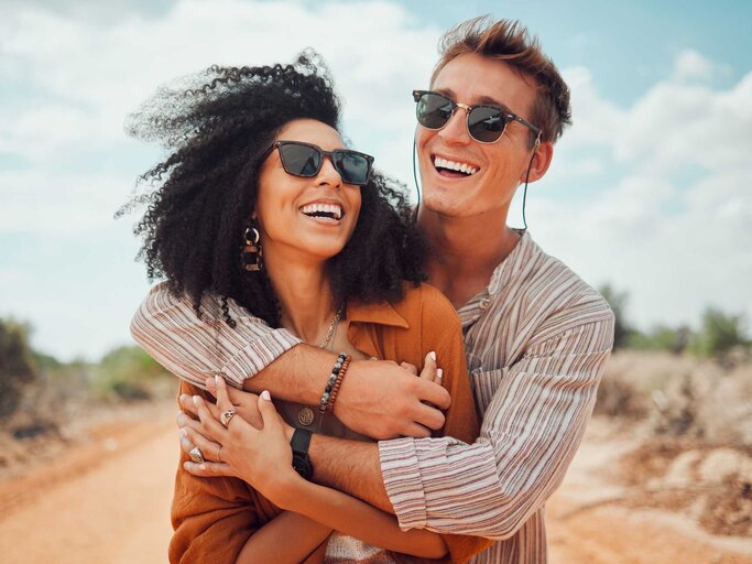Junges Paar im Sommer | © Getty Images/PeopleImages