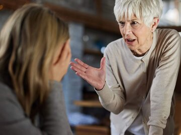 Person schreit andere an | © Getty Images/skynesher