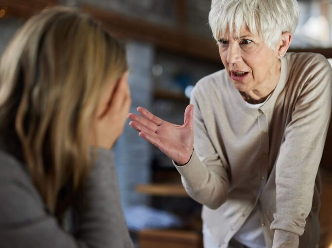 Person schreit andere an | © Getty Images/skynesher