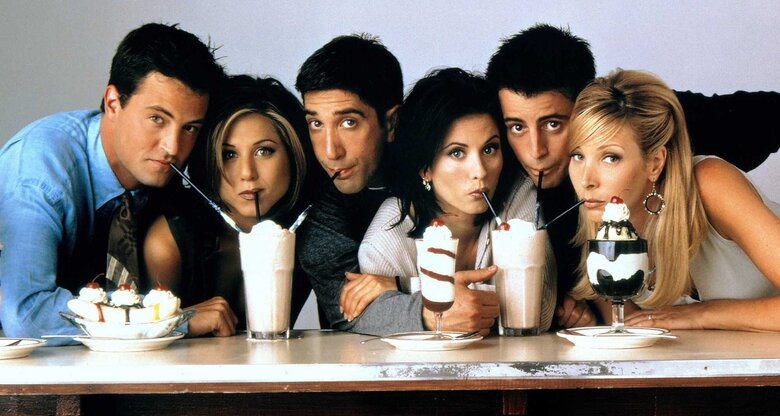 Cast von Friends trink Milkshakes bei einem Fotoshooting | © IMAGO / Allstar