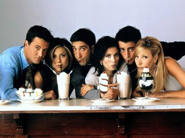 Cast von Friends trink Milkshakes bei einem Fotoshooting | © IMAGO / Allstar