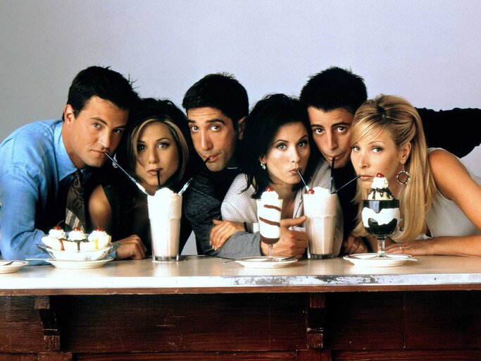 Cast von Friends trink Milkshakes bei einem Fotoshooting | © IMAGO / Allstar