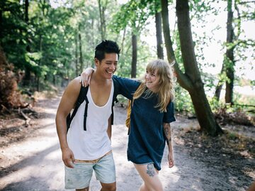 Zwei Personen wandern Arm in Arm | © Getty Images/Hinterhaus Productions