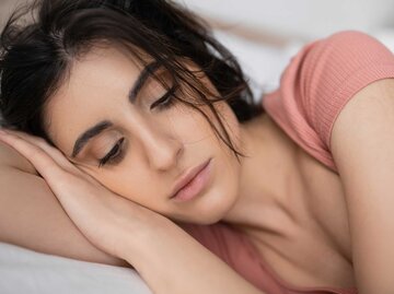 Junge Frau liegt traurig im Bett | © Adobe Stock/LIGHTFIELD STUDIOS
