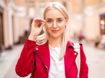 Blonde Frau mit Brille | © Getty Images/max-kegfire
