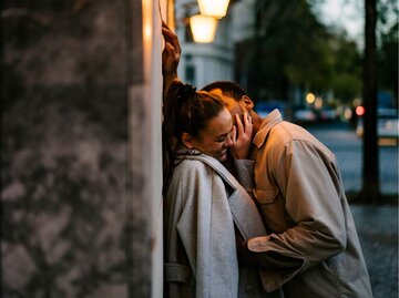 Paar küsst sich an Hauswand | © Getty Images/Janina Steinmetz