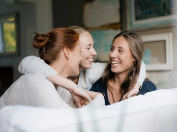 Drei junge Frauen lachen zusammen | © Getty Images/Westend61