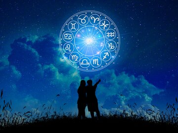 Liebende stehen in den Sternzeichen der Sterne innerhalb des Horoskopkreises. | © GettyImages/sarayut Thaneerat