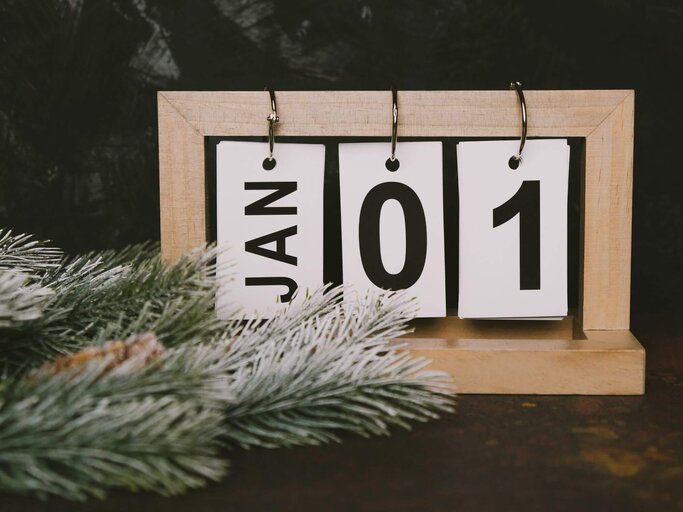 Schild mit Januar-Datum | © Getty Images/Olena Ruban