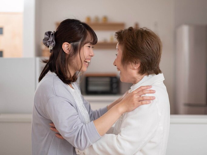 Zwei Personen umarmen sich | © Getty Images/monzenmachi