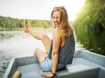 Frau hat Spaß auf einem Boot | © Getty Images/Luis Alvarez