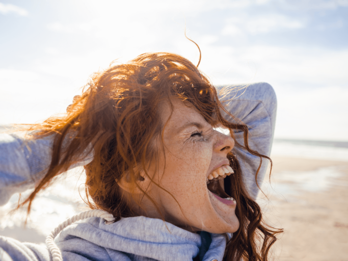 Frau mit roten Haaren schreit | © Getty Images/Westend61