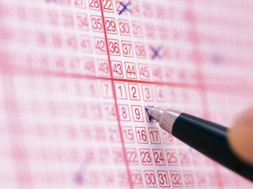 Kugelschreiber setzt Kreuz auf Lottoschein | © Getty Images/Westend61