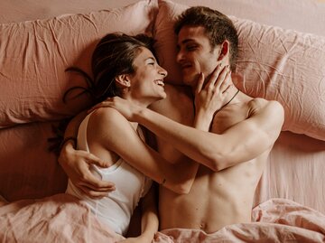 Glückliches Paar zusammen im Bett | © Getty Images/Westend61