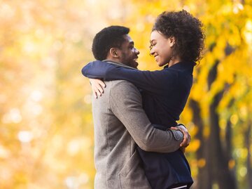 Verliebtes Paar im Herbstlaub | © Getty Images/Prostock-Studio