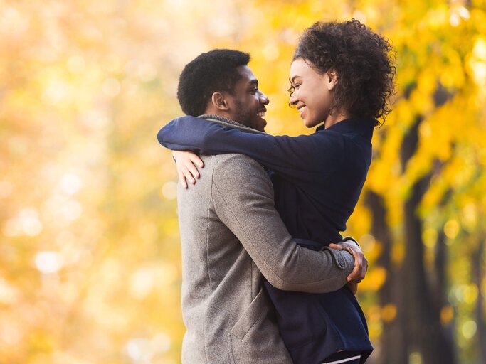 Verliebtes Paar im Herbstlaub | © Getty Images/Prostock-Studio